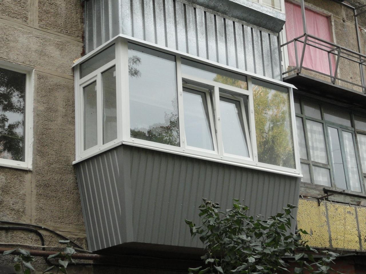 Балкон цена нижний новгород. Застекленный балкон. Остекленные балконы в хрущевках. Балкон хрущевка остекление. Балкон снаружи.