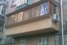 osteklenie-balkonov-v-hrushhevke-s-kryshej-5