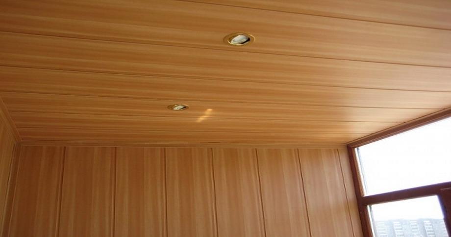 Отделка пвх потолок. МДФ панели для потолка. Потолок отделанный МДФ панелями. Потолочные панели под дерево. Отделка потолка МДФ панелями.