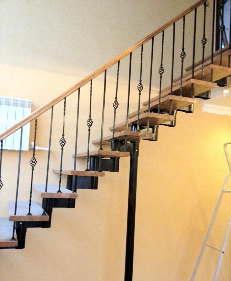 лестницы из металла с деревянными ступенями фото