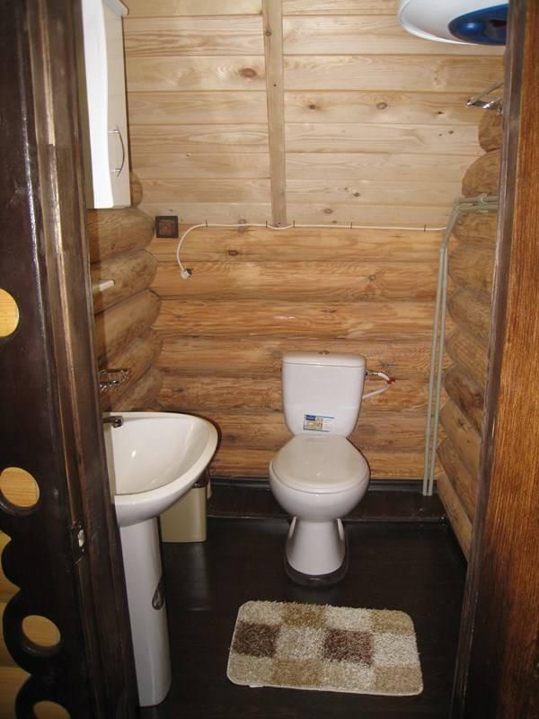 Туалет второго этажа. Туалетная комната на даче. Пристройка санузла к деревянному дому. Санузел в деревянном доме. Туалетная комната в деревянном доме.