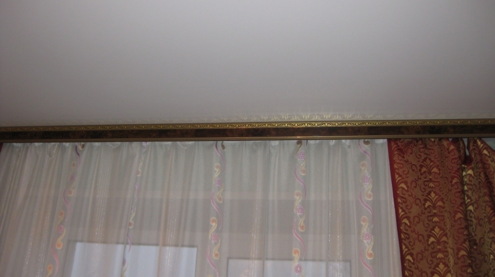 Гардина настенная для штор под натяжной потолок фото