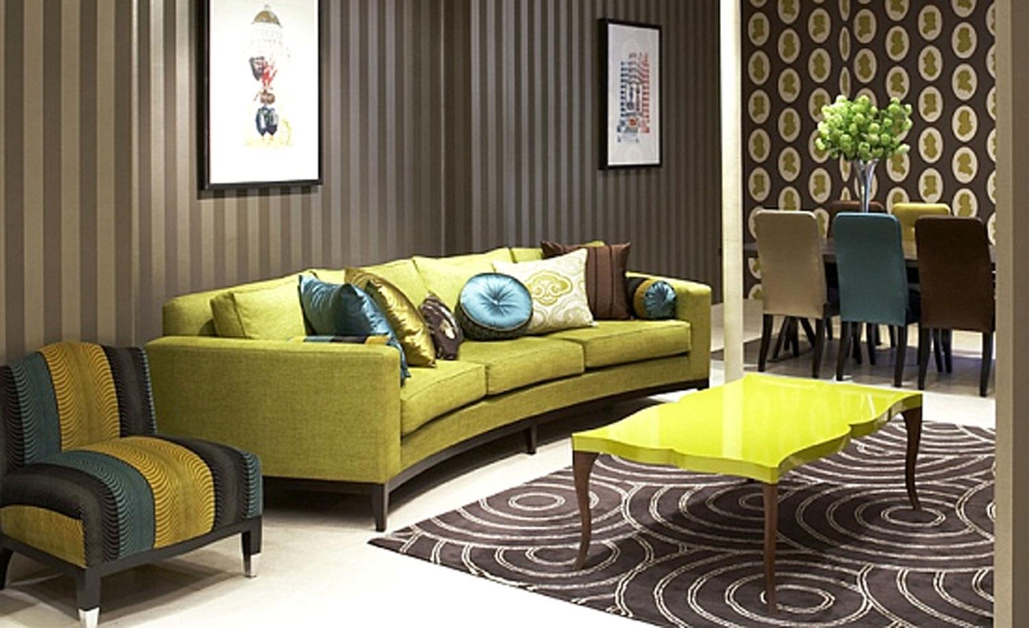 Обои зелено коричневые. Желтый диван в интерьере. Оливковый диван в интерьере гостиной. Горчичный диван в интерьере. Зелёный диван в интерьере гостиной.
