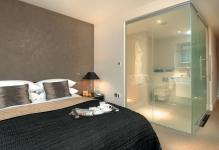 bedroom-hotel-transparent-bathroom-inspiration