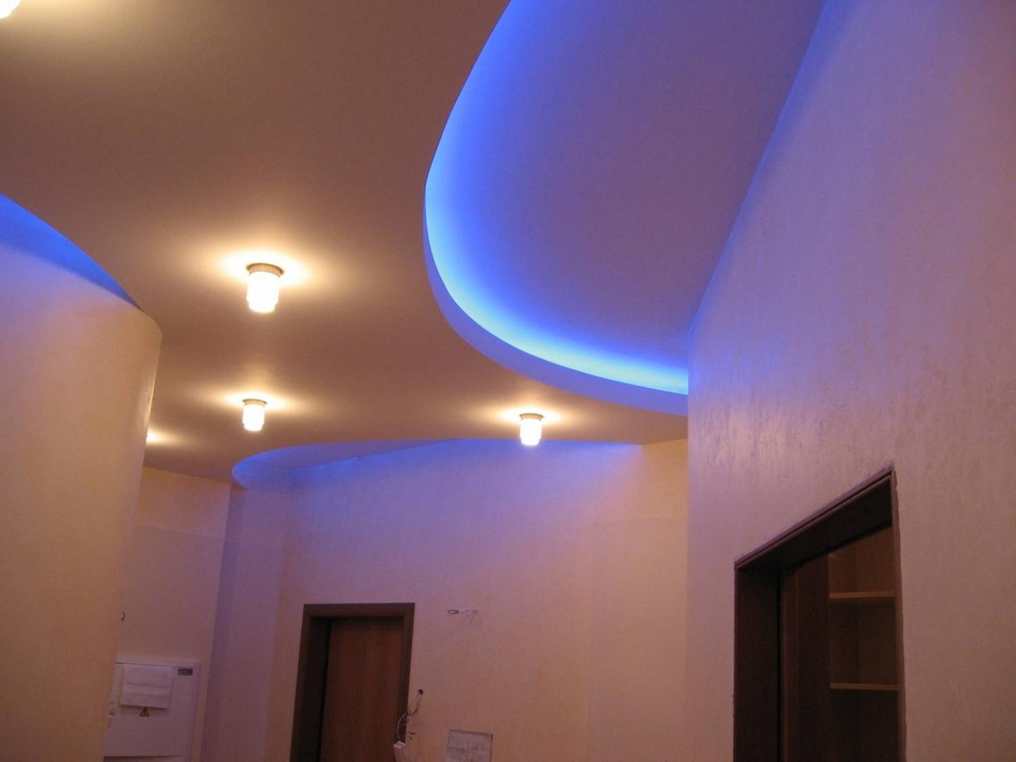Двухуровневый потолок с подсветкой в прихожую