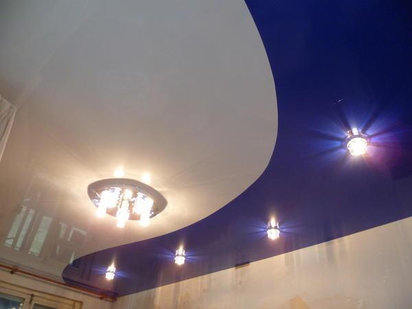 Комбинируя натяжные потолки, можно сделать интерьер привлекательным, оригинальным и индивидуальным