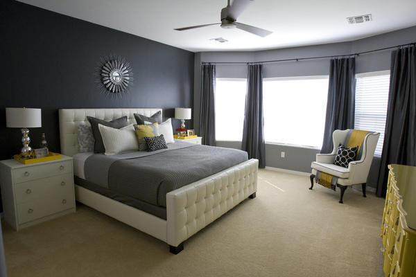 Кровать, обитая белой кожей, смотрится очень элегантно и эстетично в спальне, которая выполнена в стиле минимализма 