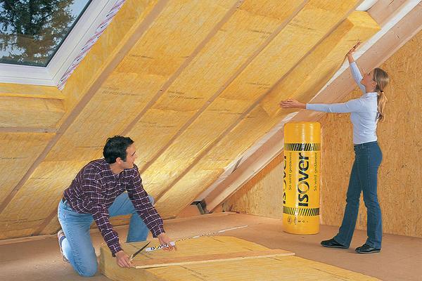 От того, насколько качественно сделана теплоизоляция потолка, во многом зависит температура и микроклимат в доме