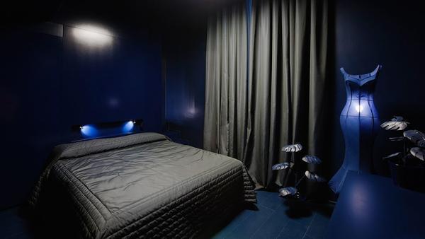 Комбинация синего и черного цветов в интерьере - смелое стилистическое решение, которое подчеркнет индивидуальный характер комнаты