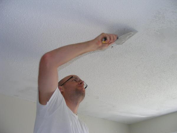 Первый этап работы перед покраской потолка заключается в  удалении старого  покрытия 