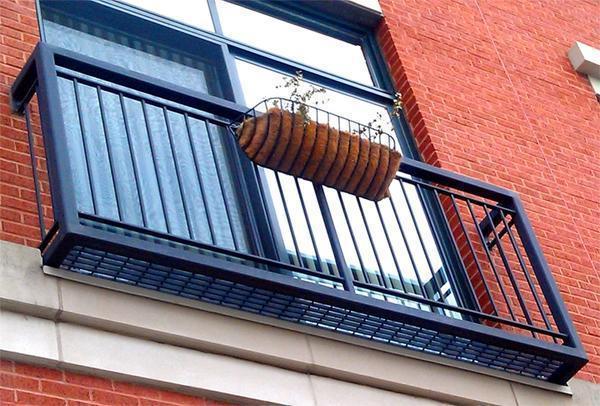 Собираясь установить балкон во французском стиле, старайтесь придерживаться общего стиля дома 