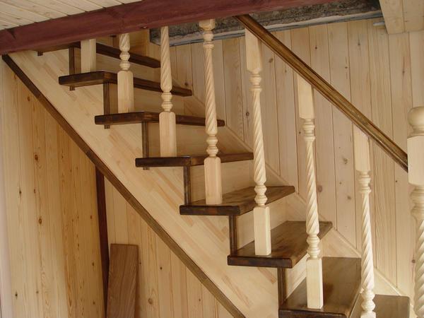 Для изготовления лестницы из сосны своими руками нужно приобрести исходный материал и лак для обработки поверхности 
