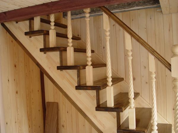 Не рекомендуется покупать слишком дешевые деревянные лестницы, так как они могут быть небезопасными 