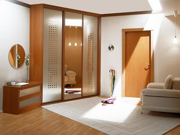 Сэкономить пространство в комнате можно при помощи объединения прихожей с гостиной или другим помещением