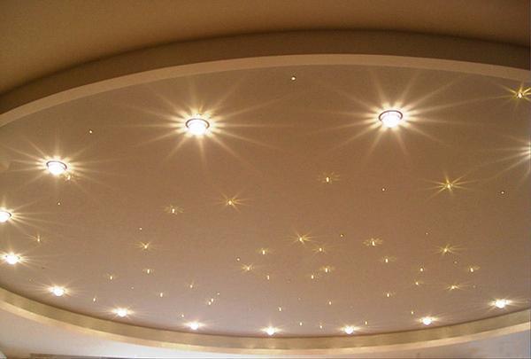  Подчеркнуть достоинства и убрать недостатки легко с помощью светодиодных точечных светильников, которые создают неповторимую атмосферу в помещении