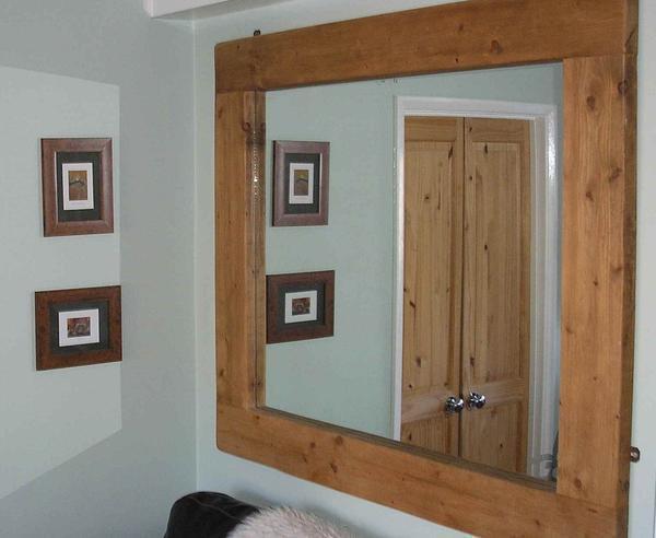 Зеркало в деревянной рамке, оформленное под старину, прекрасно смотрится в интерьере, сделанном в стиле кантри 