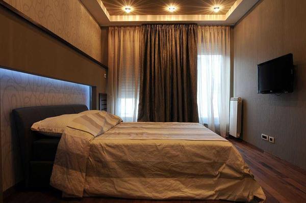 Если спальня оформлена в классическом стиле, тогда лучше подбирать обои темных и глубоких цветов