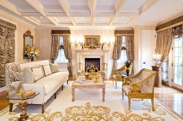 Обязательными элементами гостиной в классическом стиле являются изысканные стулья, стол, красивый диван и стильные осветительные приборы