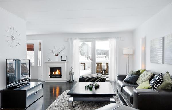 Белые стены в гостевой комнате создают расслабляющую и гармоничную атмосферу