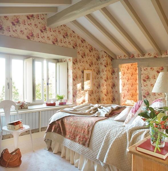 Для оформления спальной комнаты в стиле кантри дизайнеры рекомендуют использовать нежные пастельные тона