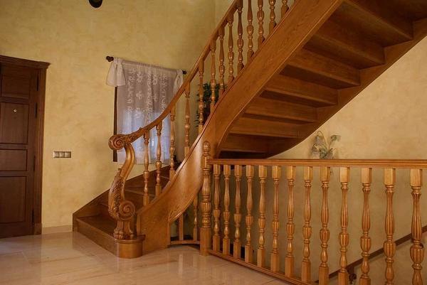 Подбирать конструкцию лестницы следует с учетом размера и особенностей помещения, где она будет устанавливаться 