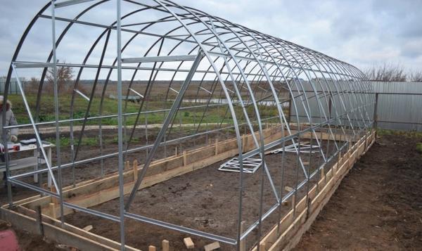 Теплица «Дачная-2ДУМ» предназначена для создания микроклимата, благоприятно-
го для выращивания садово-огородных культур на дачных и приусадебных участках