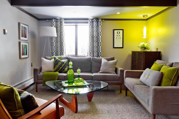 Ярким акцентом в гостевой комнате серого цвета могут быть элементы декора желтого или зеленого оттенков