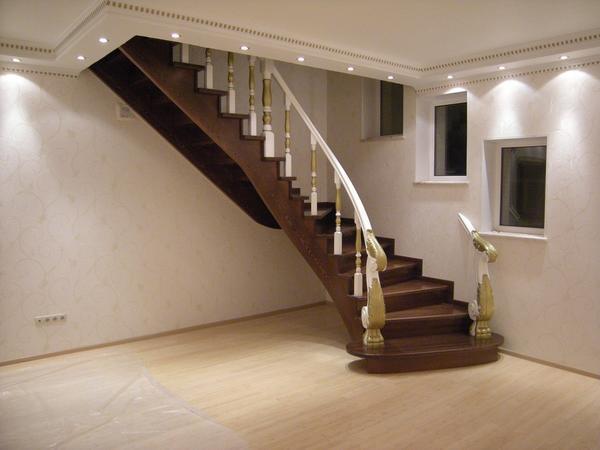 Полувинтовая лестница благодаря своим габаритам позволяет поднимать или спускать большие предметы, например, мебель 