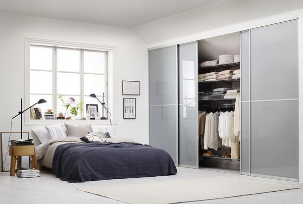 Разделить спальню и гардеробную можно с помощью раздвижных дверей 