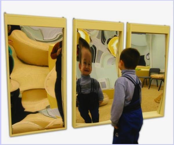 В детской комнате отлично найдут свое место кривые зеркала в виде модульного панно