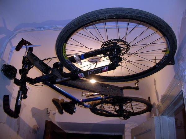 Перед тем как спрятать велосипед на балкон, его нужно хорошенько отмыть, очистить от пыли и нанести свежую смазку 