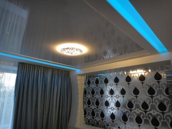 Карниз с подсветкой визуально расширяет площадь потолка, если выполнен в тон потолочного покрытия