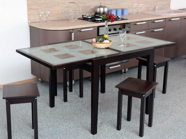 Обеденный стол для кухни выбирается прежде всего, выходя из размеров помещения