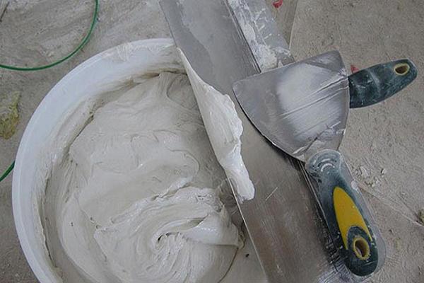 Работы по выравниванию потолка «мокрым» способом начинаются с очистки поверхности от старого покрытия и подготовки смеси