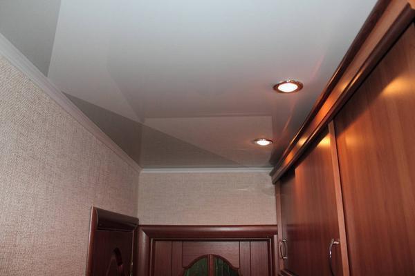 Если в прихожей расположен шкаф, то отличным вариантом является расположение светильников возле него