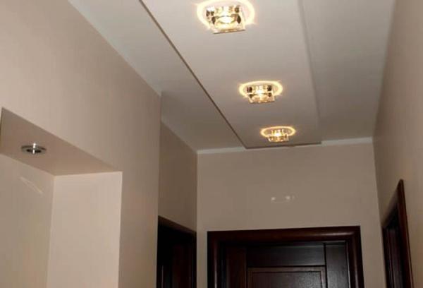 Гипсокартонный потолок, выполненный в светлых тонах, визуально расширит пространство маленькой прихожей