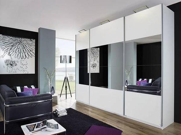 Стильно украсить интерьер современной гостевой комнаты поможет красивый и функциональный шкаф белого цвета