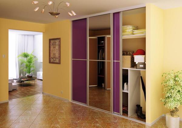 Зрительно увеличить маленькую прихожую в квартире можно при помощи стильного шкафа-купе с зеркальными дверцами