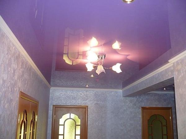 При выборе цвета натяжного потолка необходимо помнить, что он должен гармонировать с общей картиной интерьера 