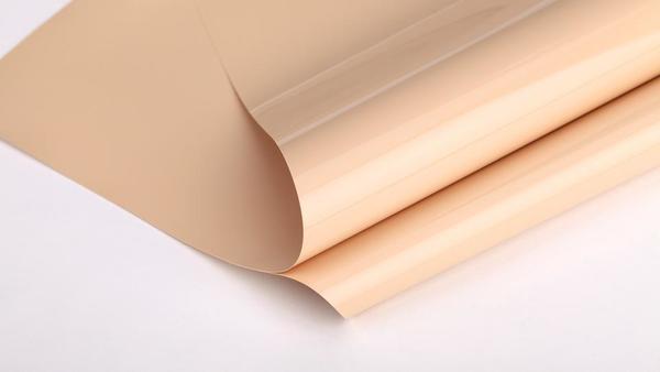 Покрытие из синтетической ткани, используемое для установки натяжного потолка, прочное, не нуждается в особом уходе, выпускается в специальном формате