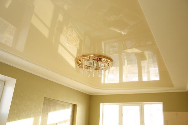 Глянцевый ПВХ потолок позволит визуально увеличить комнату и подарит ощущение простора