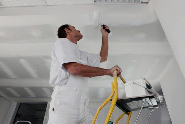 Благодаря грунтовке можно существенно улучшить эксплуатационные свойства потолка 