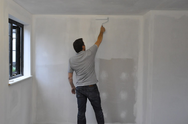 Успешное покрытие стен жидкими обоями в целом зависит от качества грунтовки