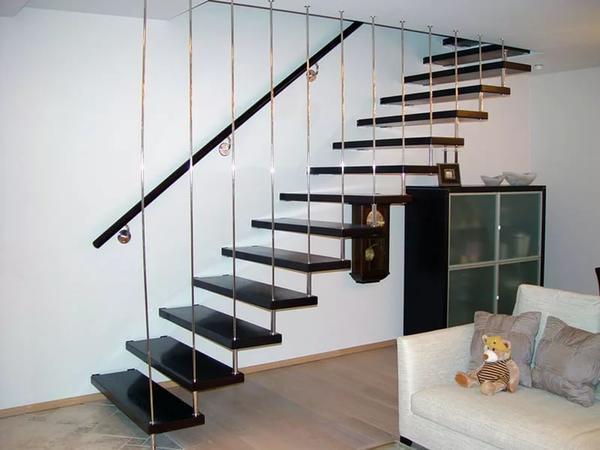 В маленьком холле целесообразно установить лестницу, ведущую на второй этаж