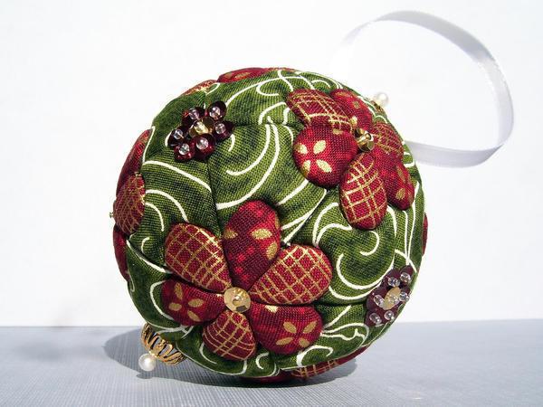 В изготовлении новогодних шаров в стиле пэчворк могут принять участие как взрослые, так и маленькие члены семьи