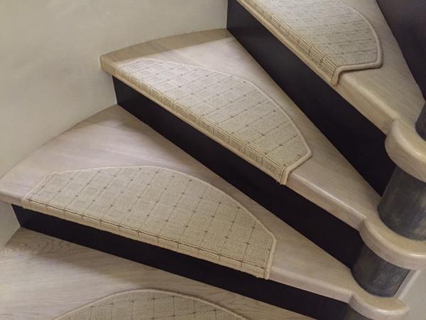 Накладки из ковролина не только обеспечивают безопасность при ходьбе по лестнице, но и улучшают ее внешний вид 