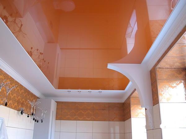 Глянцевый потолок идеально подойдет для ванной комнаты