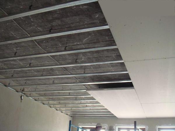 С помощью гипсокартона можно не только выровнять потолок, но и произвести отличную звуко- и теплоизоляцию