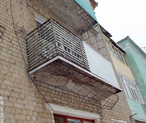 Степень разрушения балкона должны оценивать профессионалы