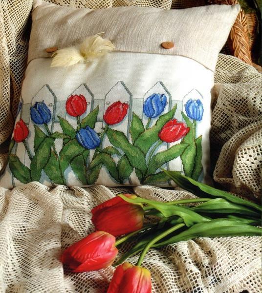 Вышивка тюльпанов крестиком станет прекрасным декоративным украшением для подушек 